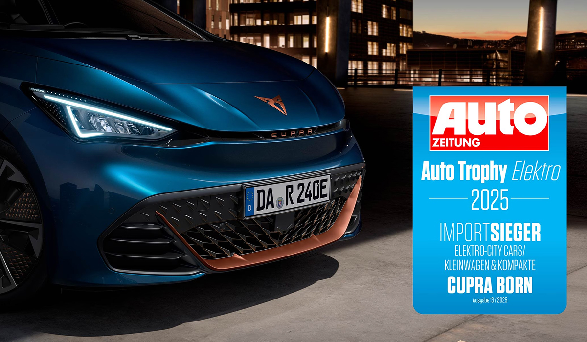 CUPRA Born in Frontansicht mit Auto Trophy Plakat im Vordergrund